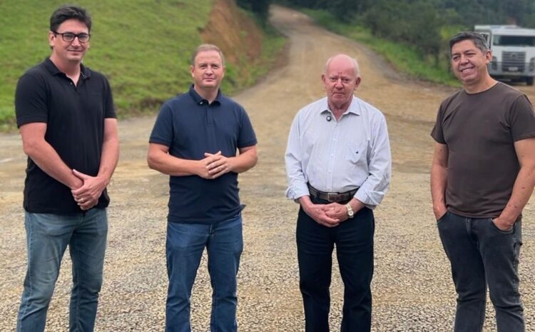  Deputado Marcos Vieira confirma investimentos para pavimentação em Rio do Campo