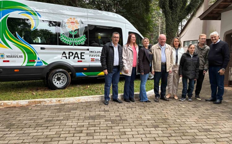  Deputado Marcos Vieira realiza entrega de minibus à APAE de Maravilha durante Chá da Inclusão