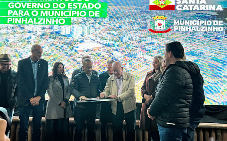  Deputado Marcos Vieira assina ordem de serviço para construção do Aeroporto Regional de Pinhalzinho